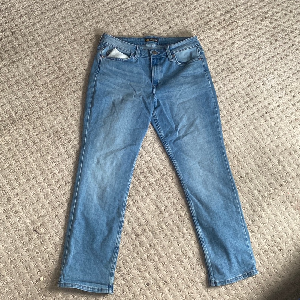 Lee straight leg mid rise jeans. Size 6